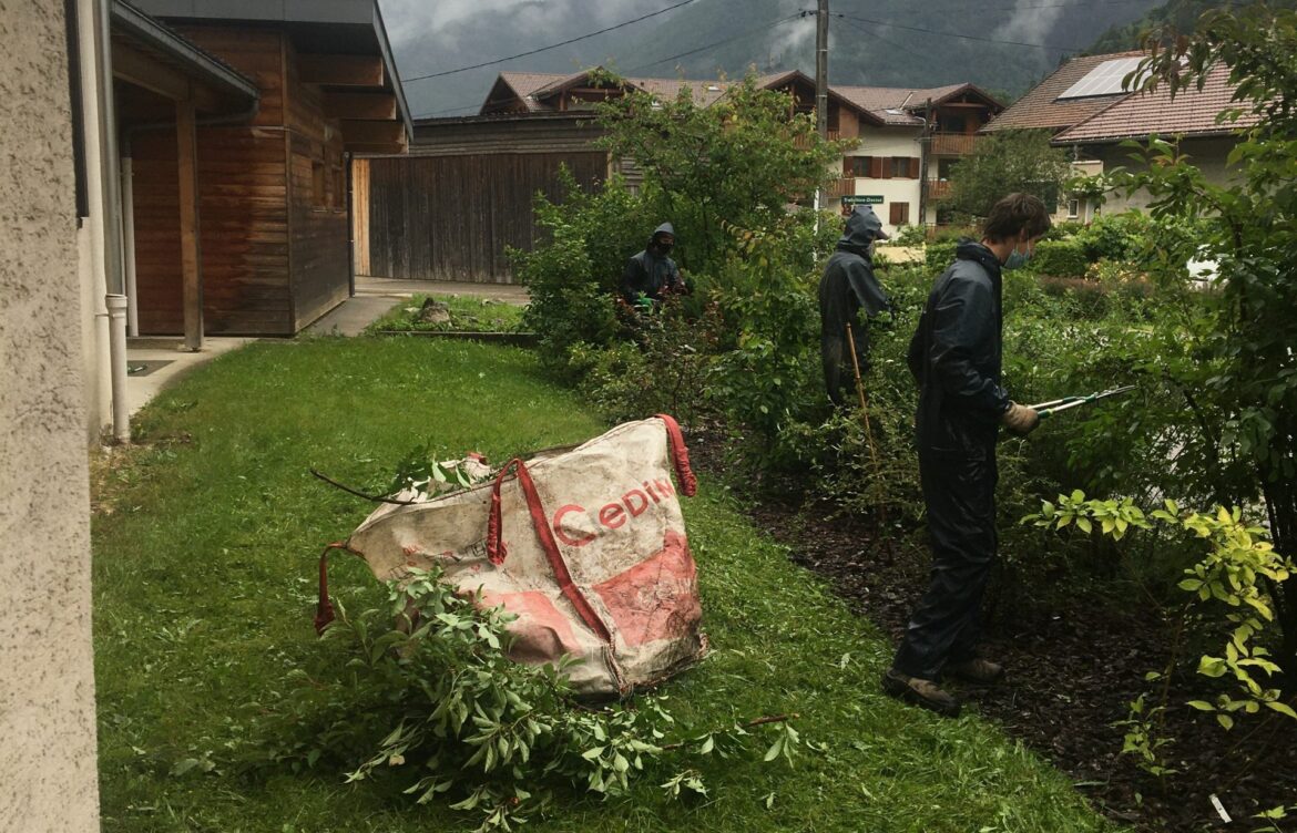 Entretien des espaces verts par les élèves de 1ère pro dans une logique de développement durable
