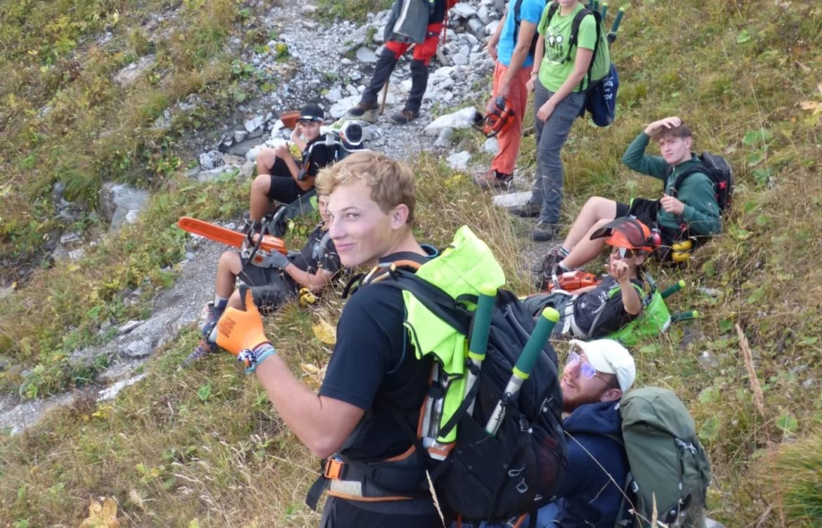 Un chantier-école au Col des Aravis : une journée d’engagement en faveur de la nature
