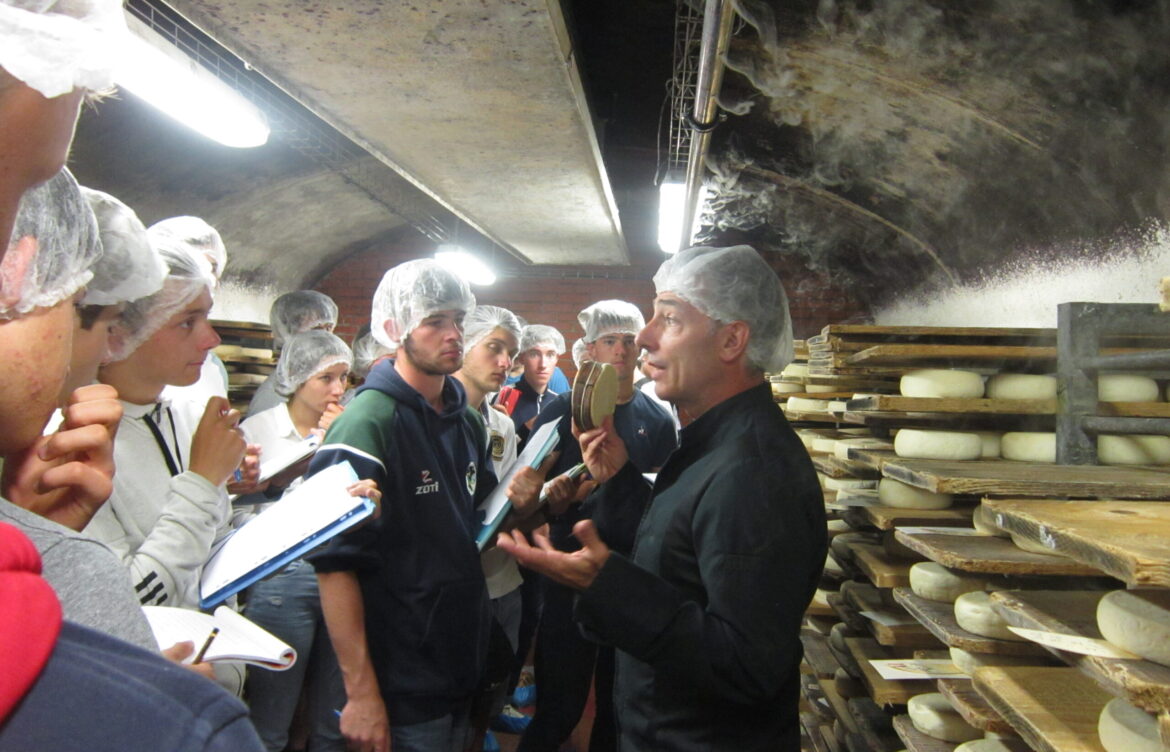 Visiste de l’entreprise Paccard d’affinage de fromages fermiers de Savoie à Manigod