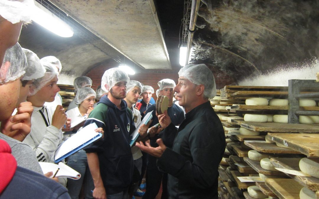 Visiste de l’entreprise Paccard d’affinage de fromages fermiers de Savoie à Manigod