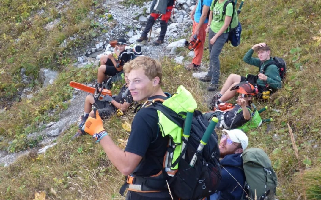 Un chantier-école au Col des Aravis : une journée d’engagement en faveur de la nature