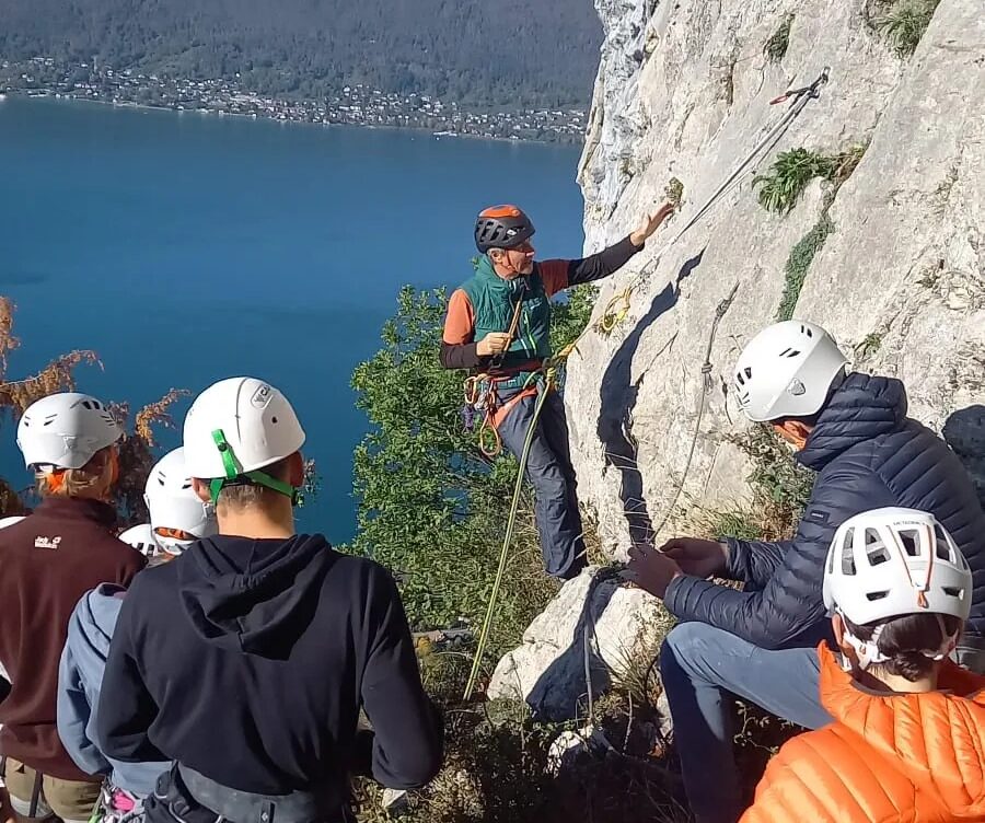 Le Travail des manœuvres en grande voie avec le groupe escalade BTS1