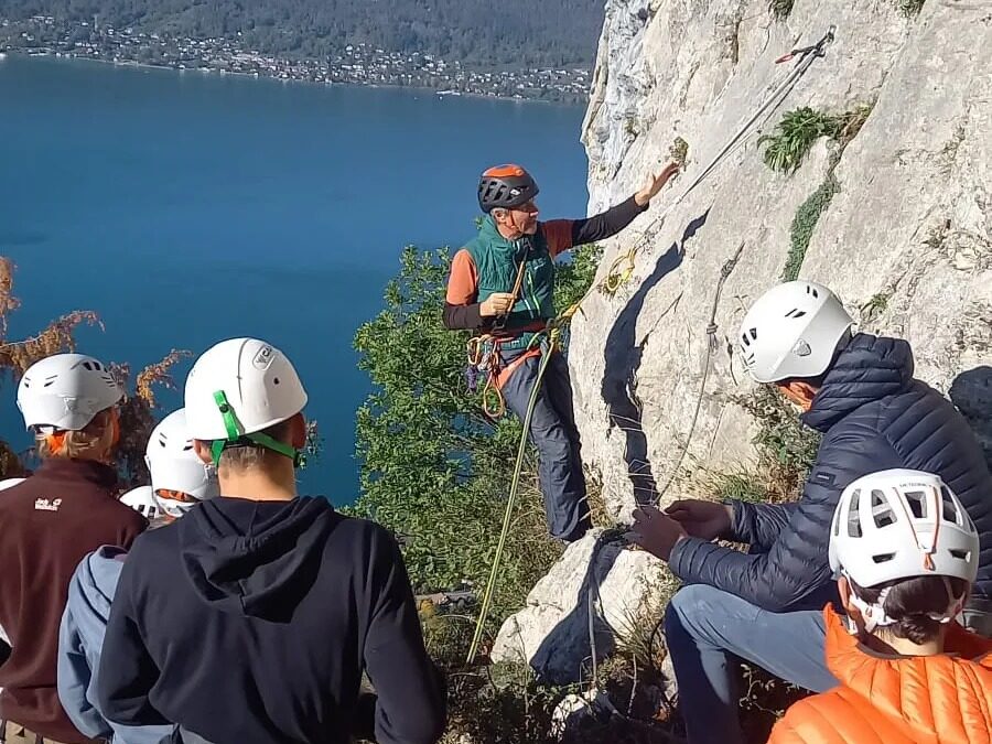 Le Travail des manœuvres en grande voie avec le groupe escalade BTS1