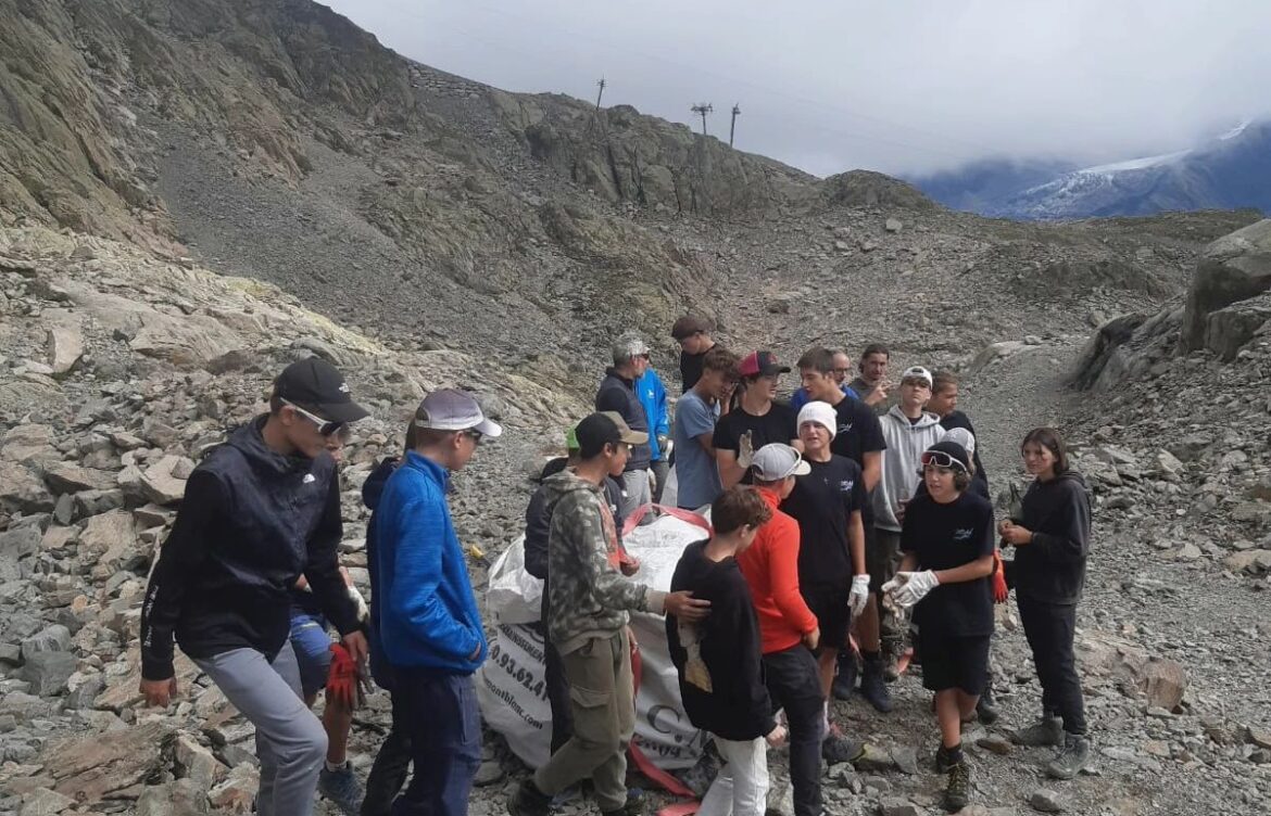 Une classe de seconde du CFMM s’engage dans le nettoyage de la Flégère, à Chamonix